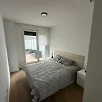 Apartamento Con Terraza Y Parking, Temporada, Minimo Un Mes