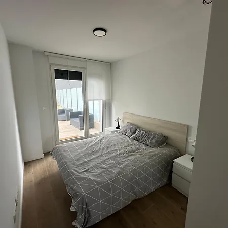 Apartamento Con Terraza Y Parking, Temporada, Minimo Un Mes